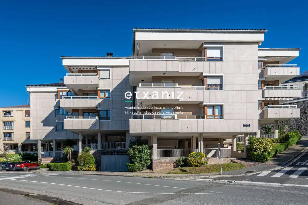 Vista exterior de Pis en venda en Donostia - San Sebastián  amb Calefacció i Terrassa