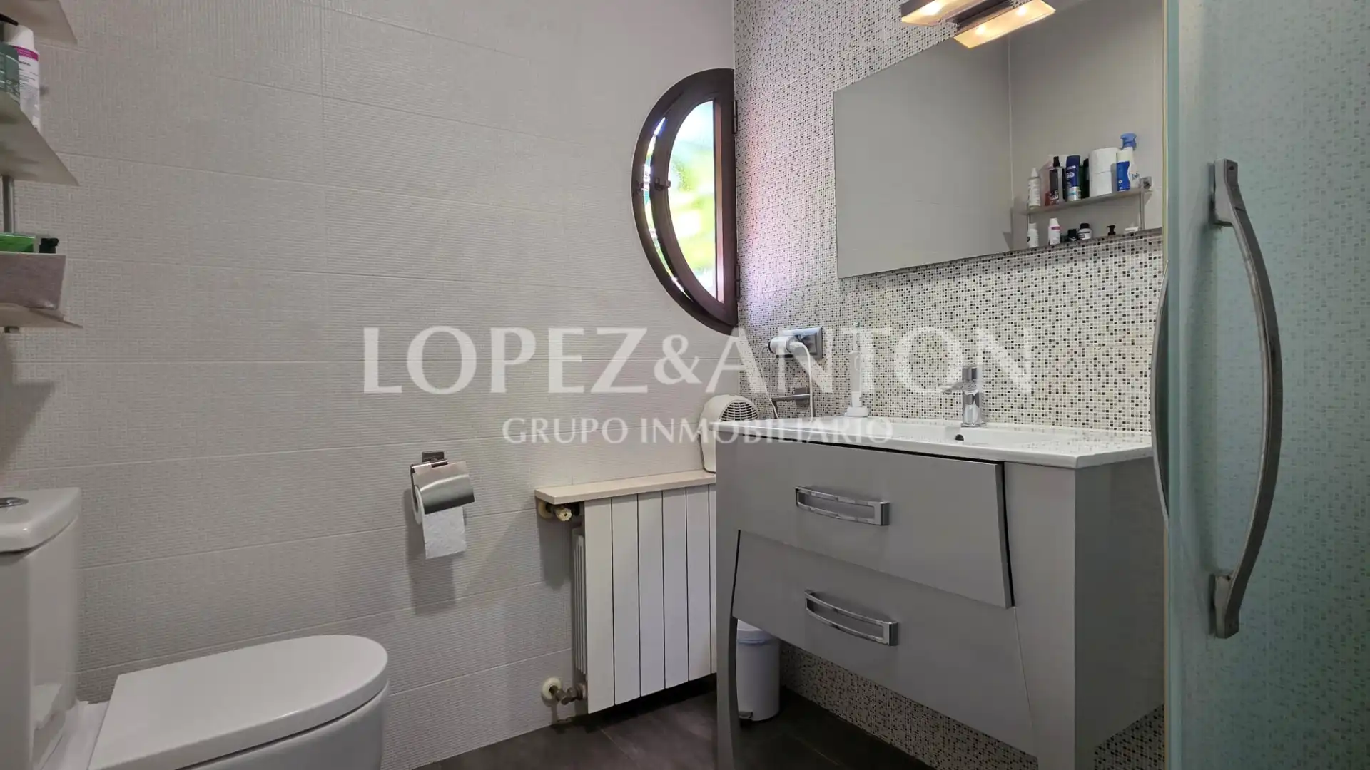 Badezimmer von Haus oder Chalet zum Verkauf in L'Eliana mit Klimaanlage, Heizung und Privatgarten