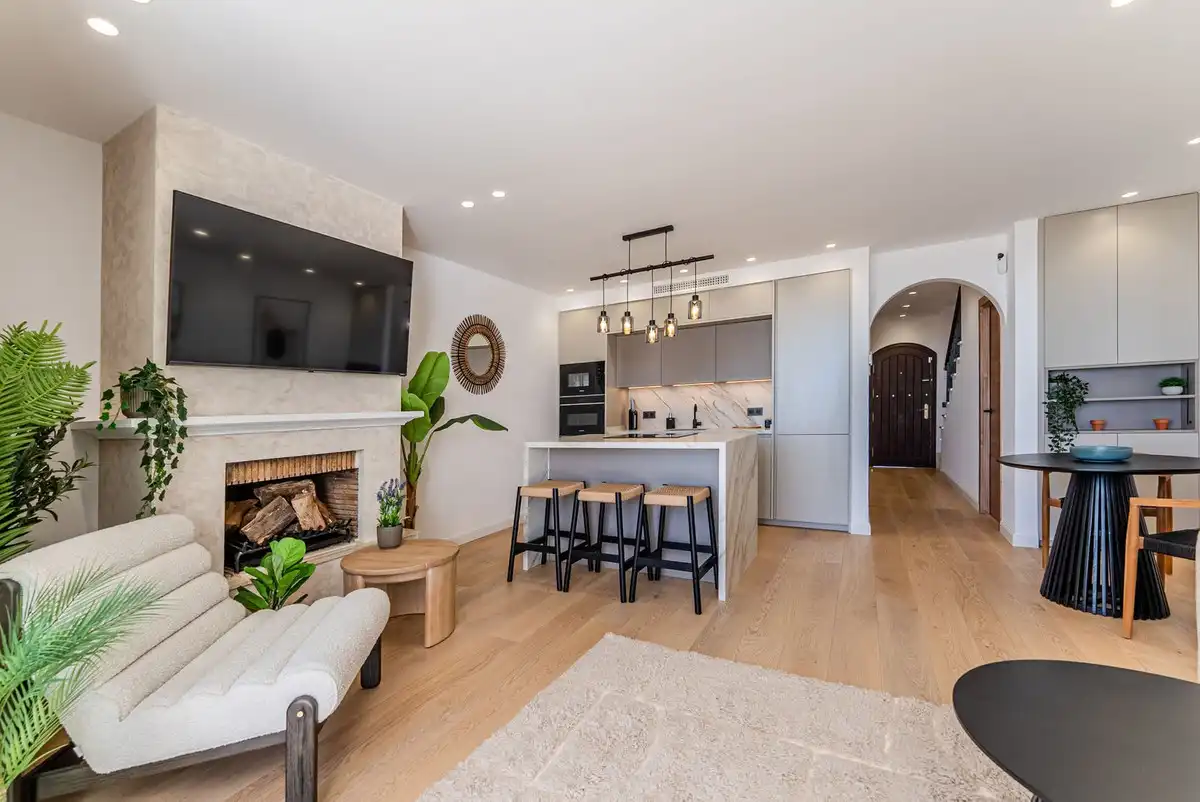 Wohnzimmer von Einfamilien-Reihenhaus zum Verkauf in Benahavís mit Klimaanlage, Privatgarten und Terrasse