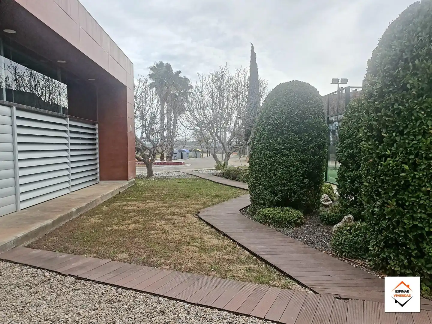 Außenansicht von Einfamilien-Reihenhaus zum Verkauf in Villanueva de Gállego mit Heizung, Privatgarten und Terrasse