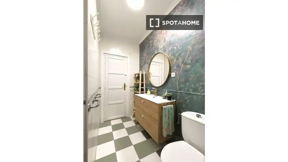 Bathroom of Flat for share in  Pamplona / Iruña  with Air Conditioner, Heating and Terrace