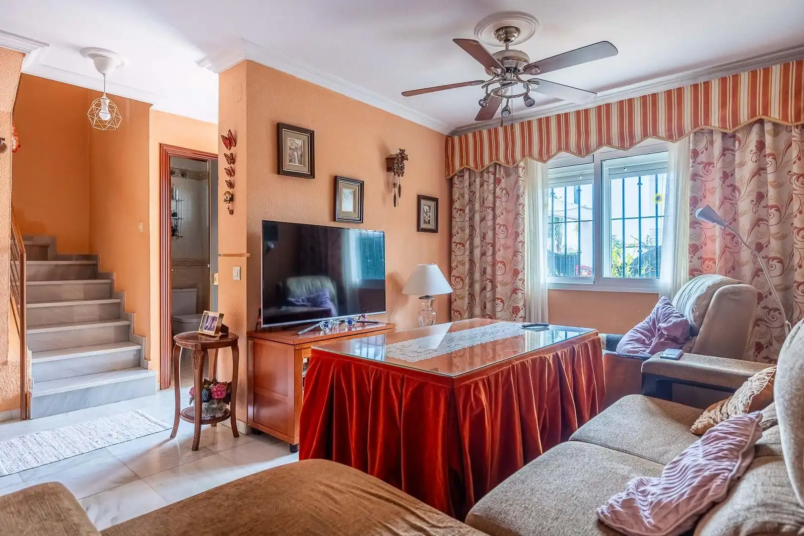 Sala d'estar de Casa adosada en venda en Dos Hermanas amb Aire condicionat, Jardí privat i Piscina comunitària