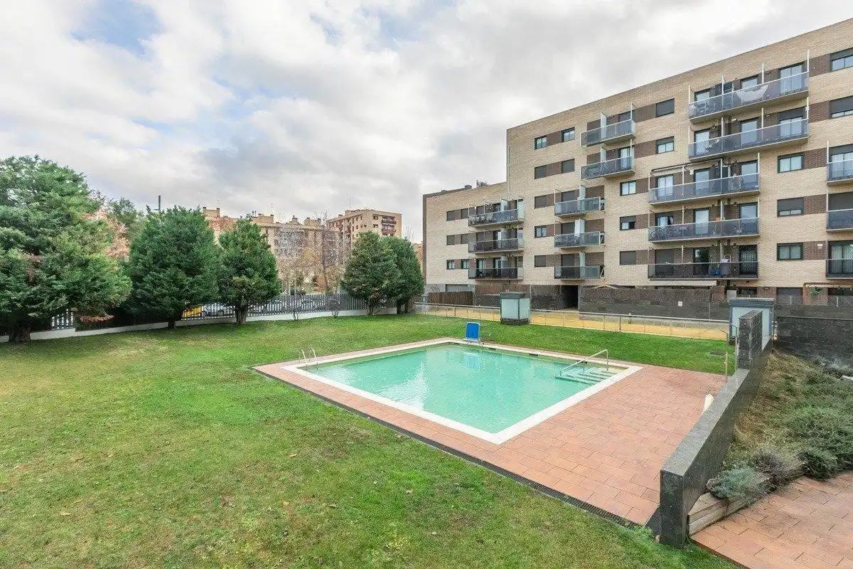 Piscina de Pis en venda en Sabadell amb Aire condicionat, Calefacció i Jardí privat