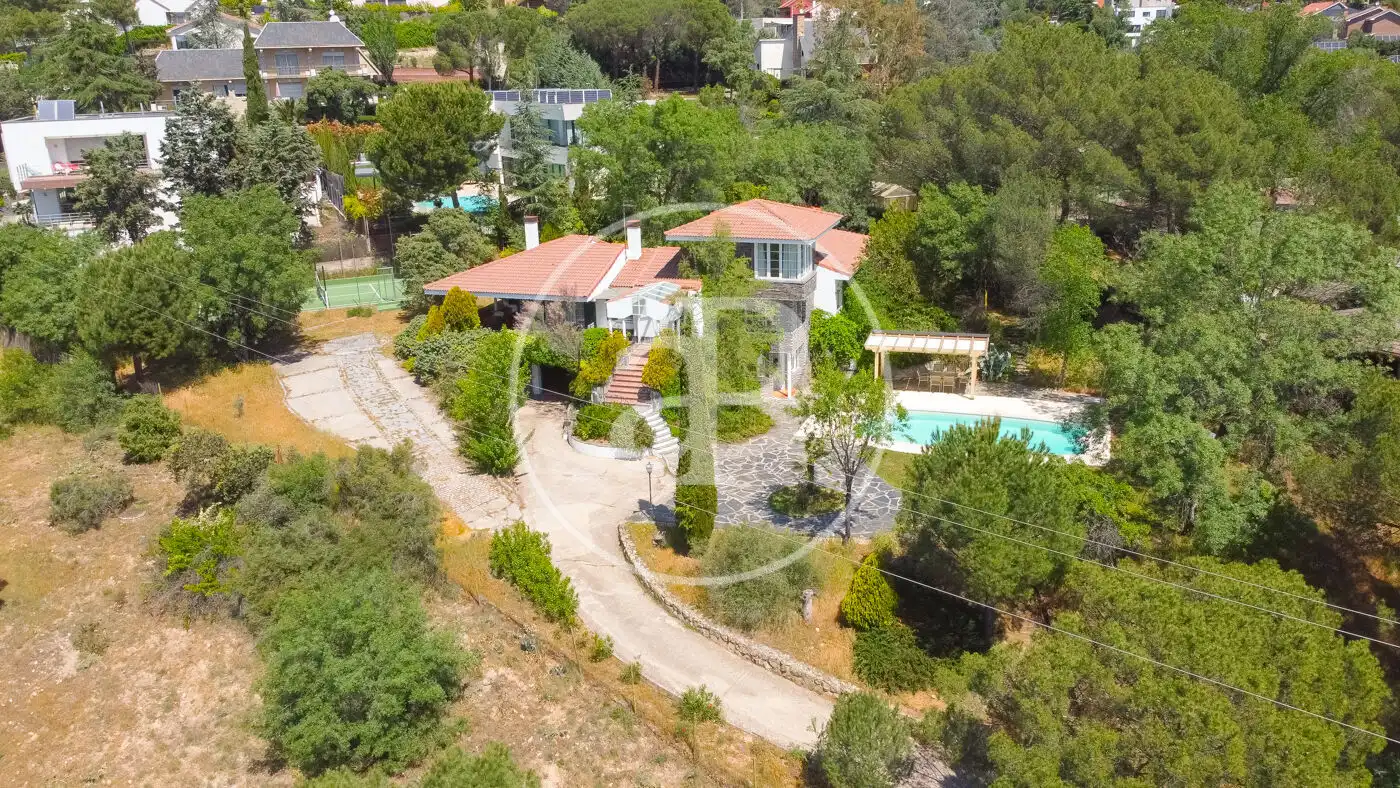 Vista exterior de Casa o xalet en venda en Torrelodones amb Calefacció, Jardí privat i Traster