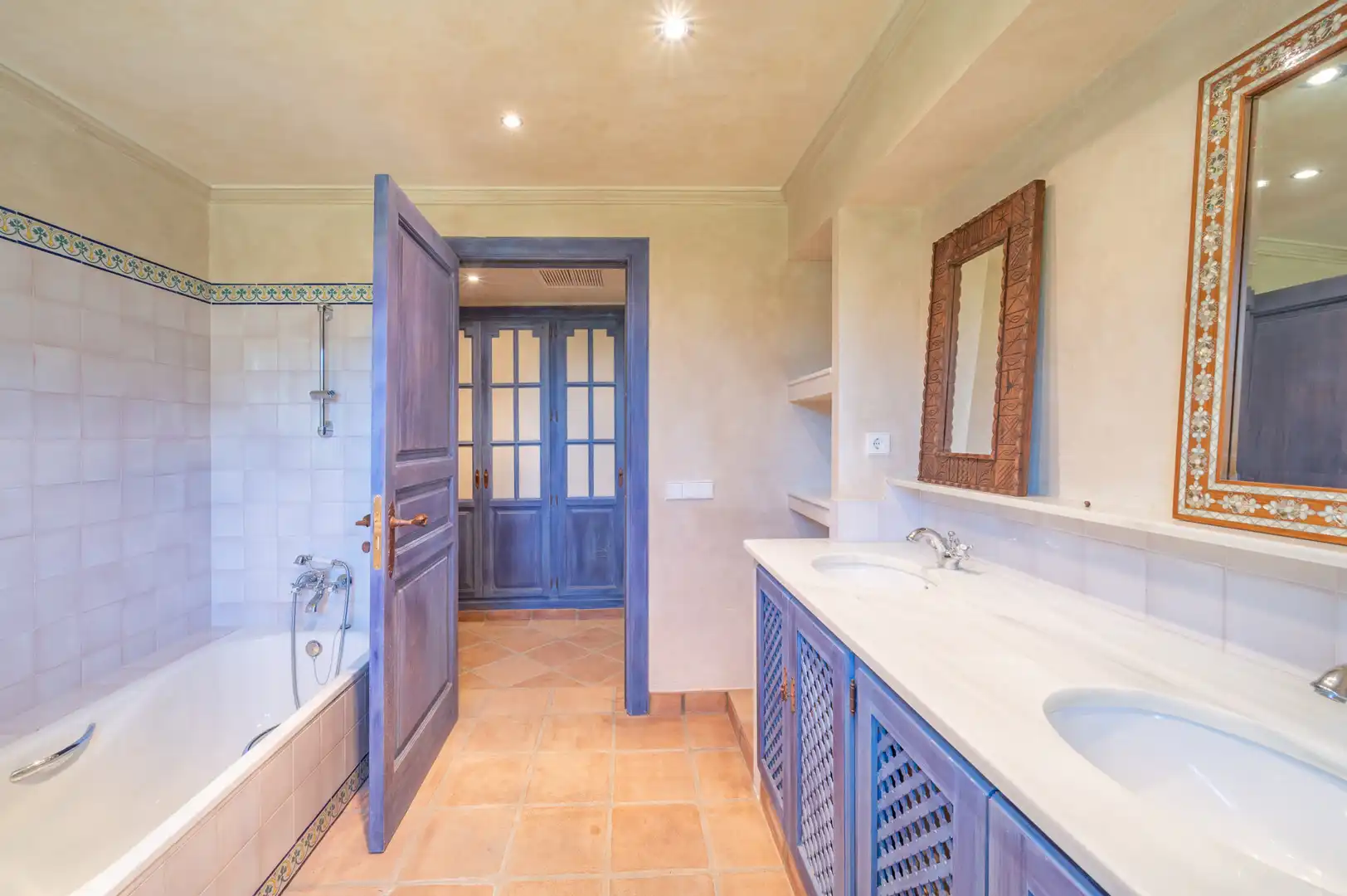 Bany de Casa o xalet en venda en Estepona amb Aire condicionat, Jardí privat i Terrassa