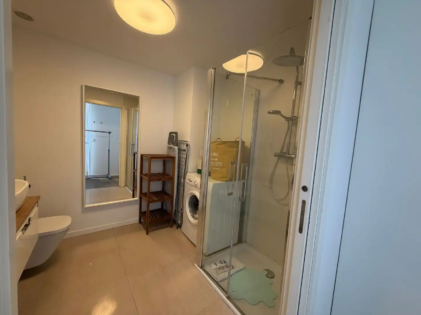 Baño de Piso de alquiler en A Coruña Capital  con Calefacción y Amueblado