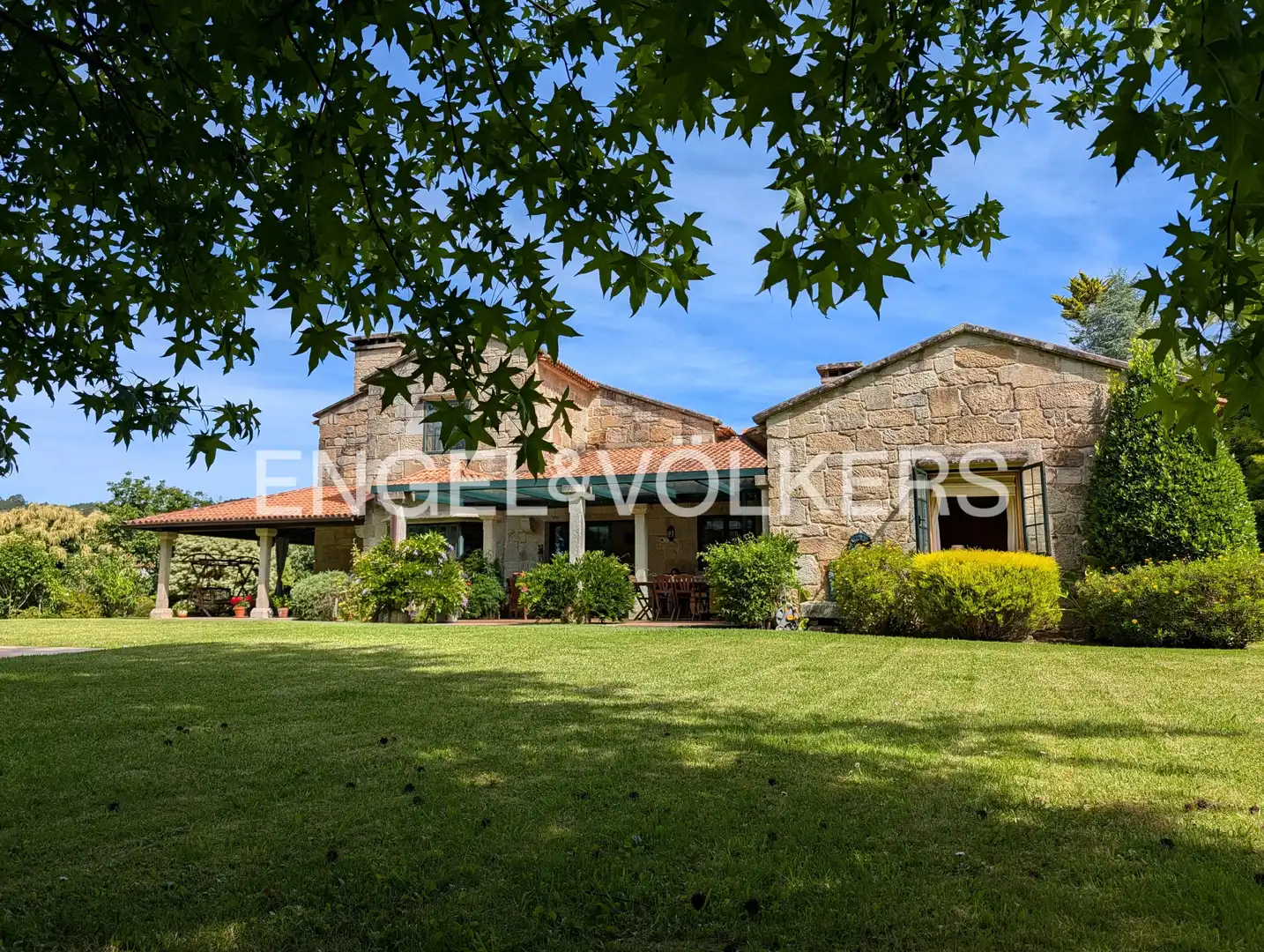 Vista exterior de Casa o xalet en venda en Nigrán amb Calefacció, Jardí privat i Terrassa