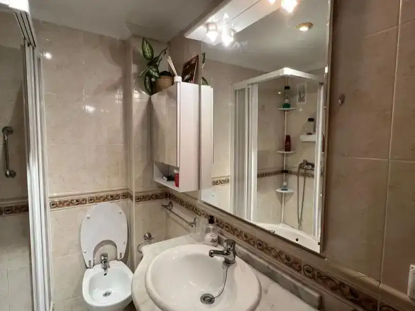 Baño de Piso para compartir en Pla - Carolinas