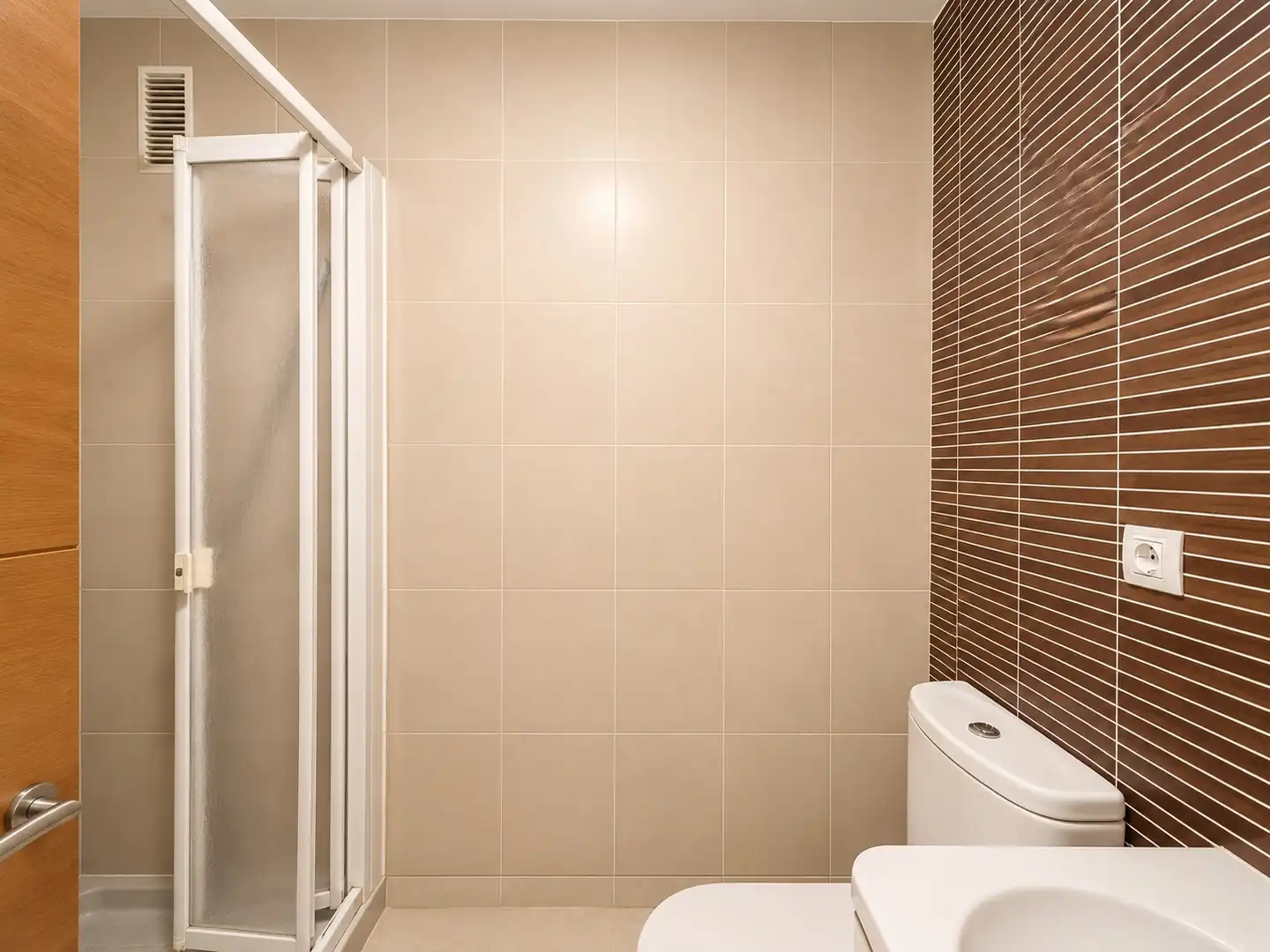 Bathroom of Flat for sale in Vélez-Málaga  with Parquet flooring, Terrace and Storage room