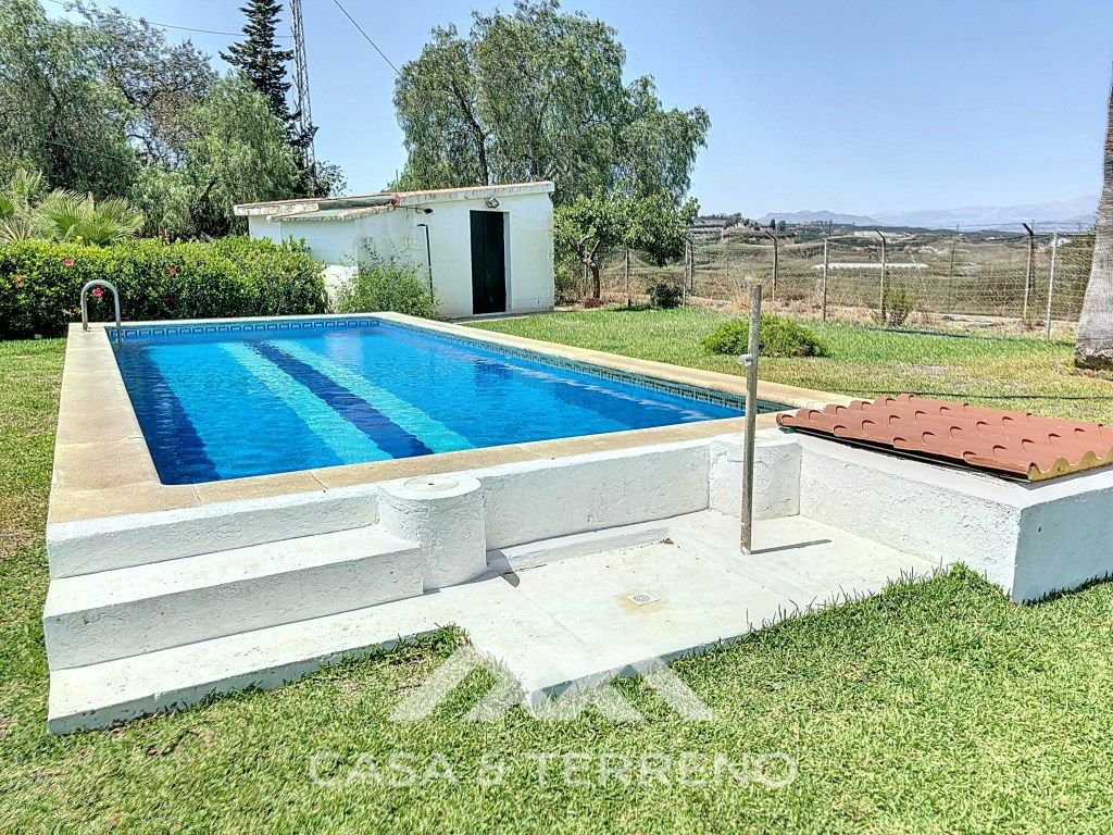 Swimming pool of Building for sale in Vélez-Málaga