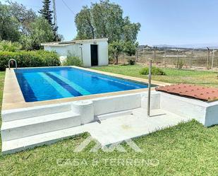 Swimming pool of Building for sale in Vélez-Málaga