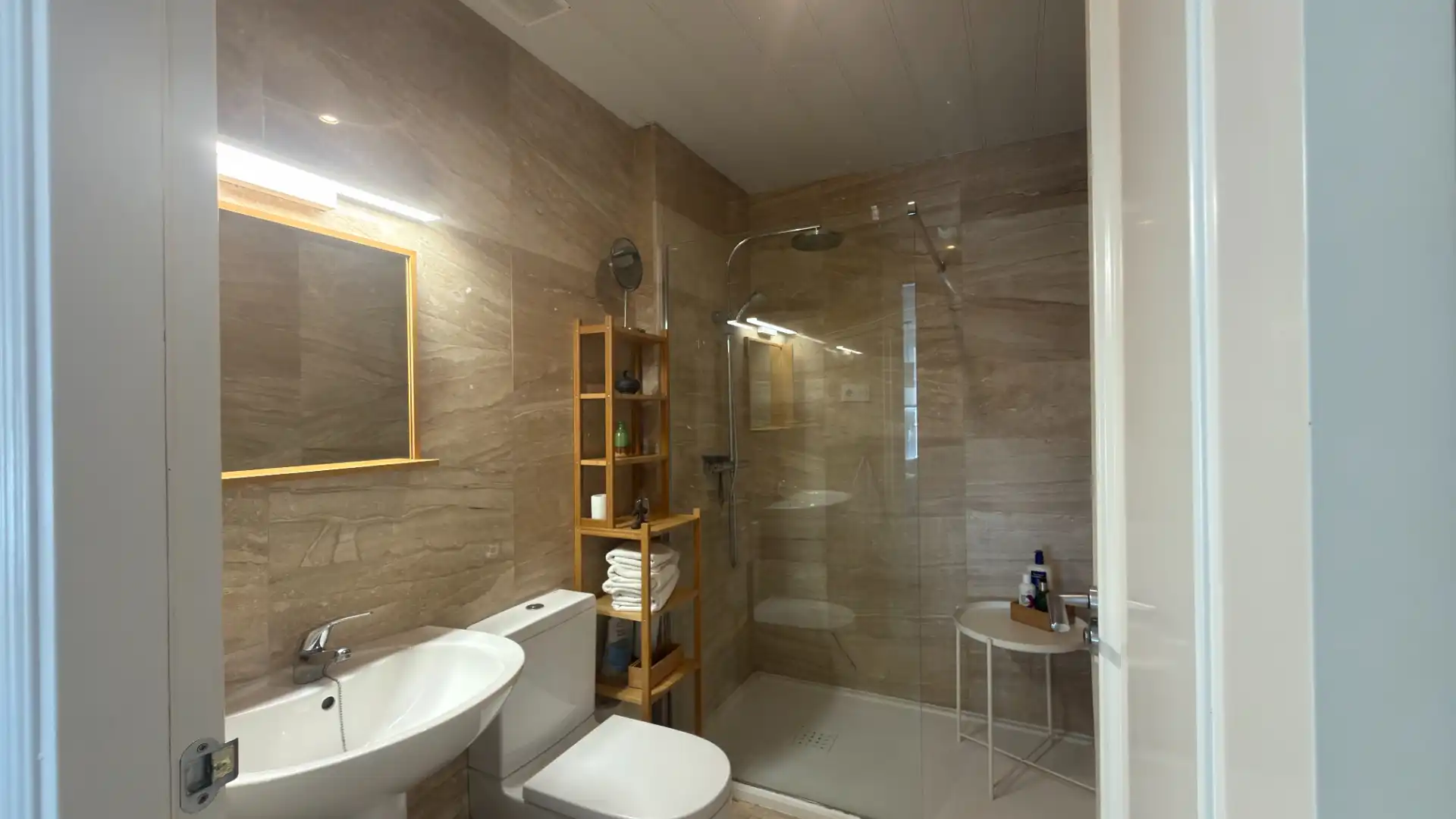 Bathroom of Flat for sale in Terrassa  with Air Conditioner, Heating and Parquet flooring
