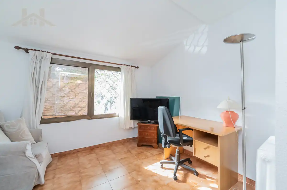 Habitación de Casa adosada en venta en Pozuelo de Alarcón con Aire acondicionado, Calefacción y Terraza