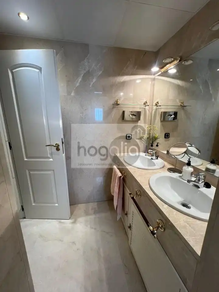 Bathroom of Attic for rent in Sevilla  with Air Conditioner, Terrace and Furnished