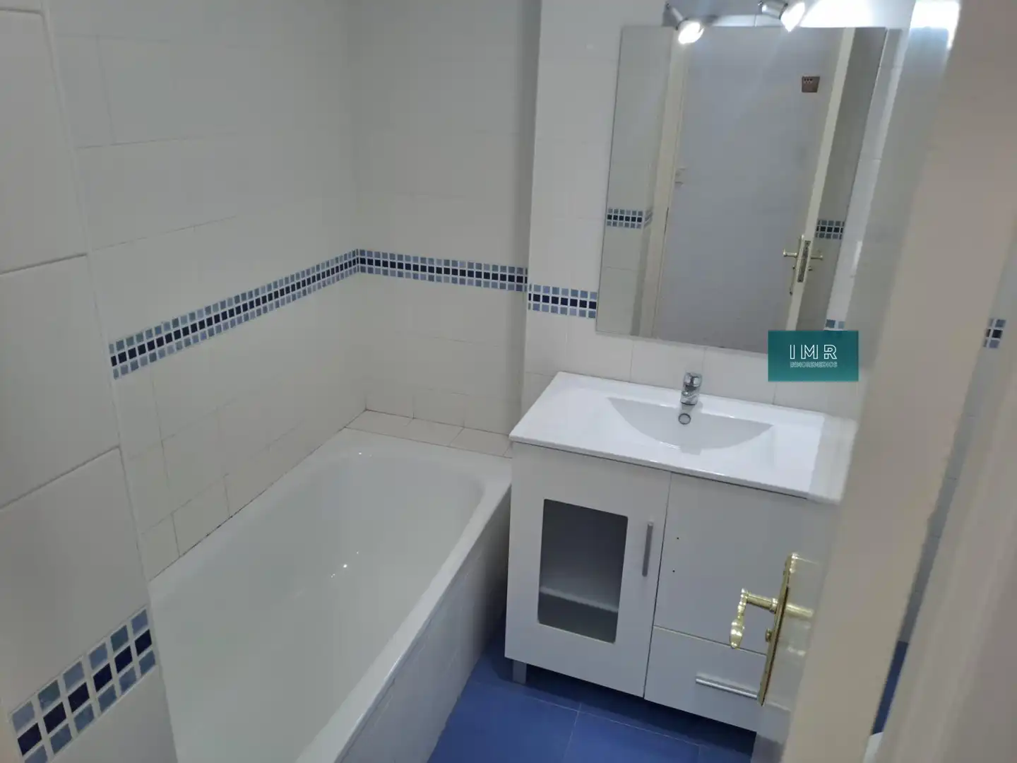 Bathroom of Flat for rent in Sevilla  with Air Conditioner and Storage room