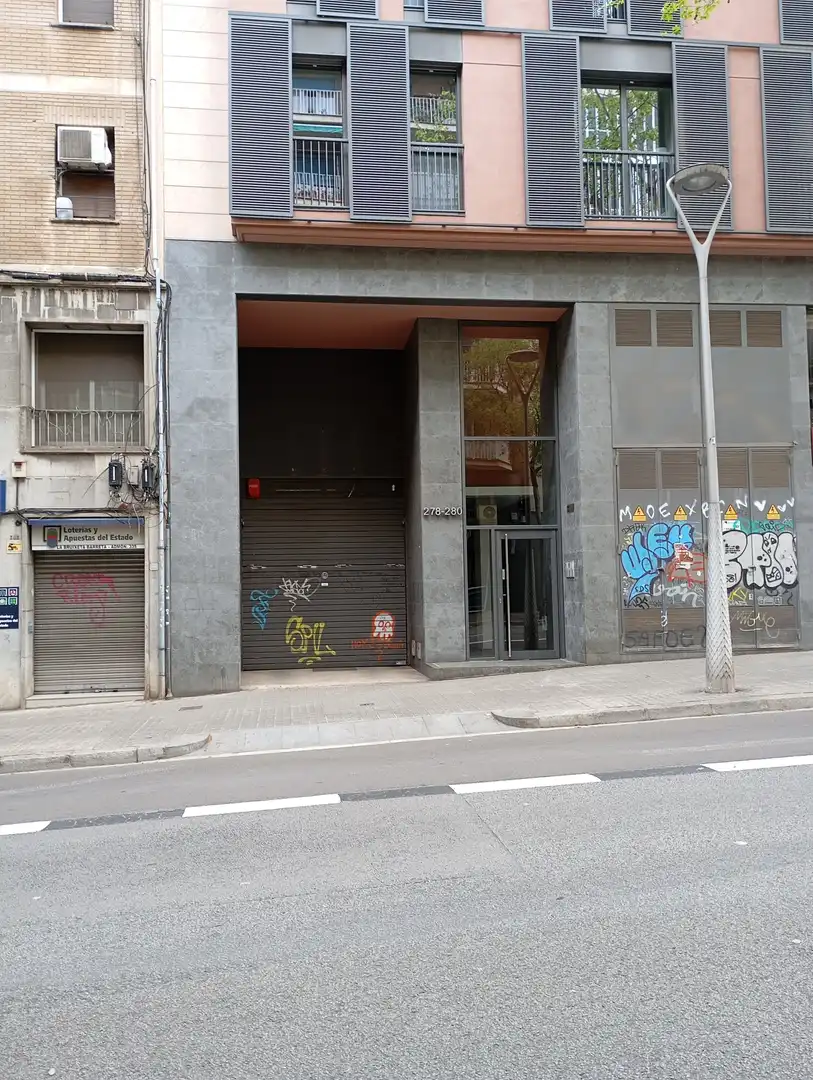 Garaje en venta en Carrer de la Indústria, El Camp de l'Arpa del Clot