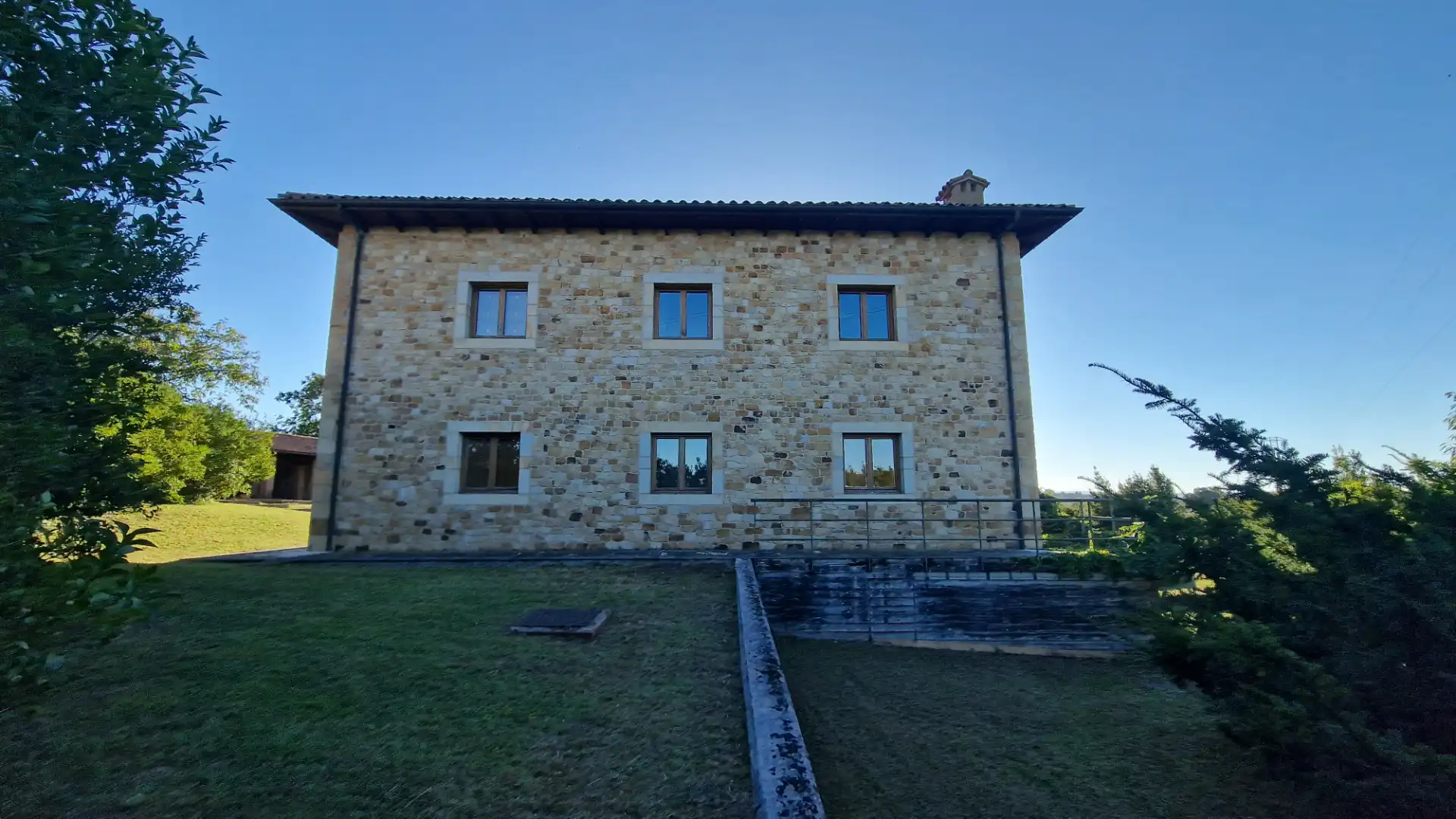 Vista exterior de Casa o xalet en venda en Gijón  amb Calefacció, Jardí privat i Parquet