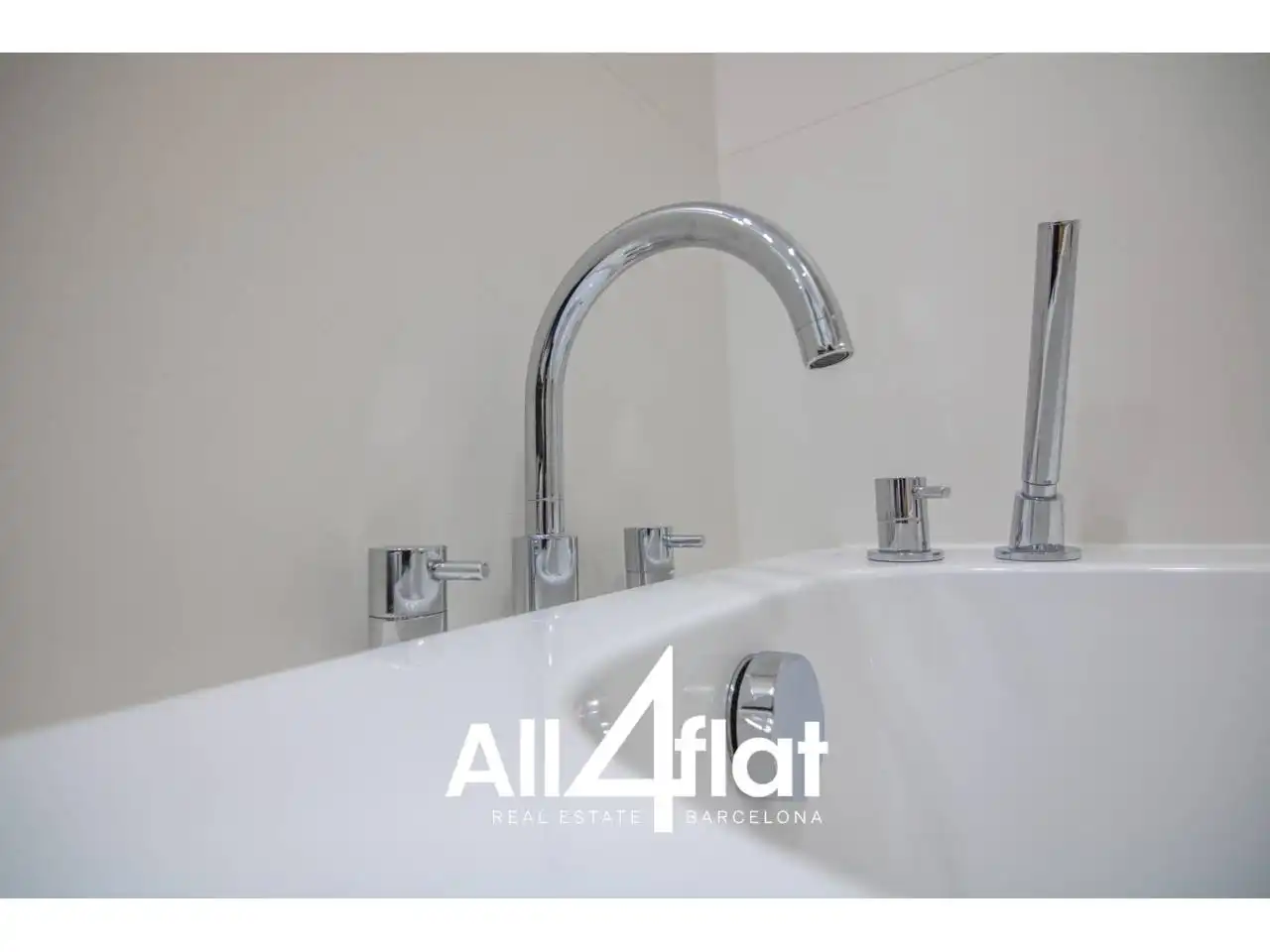 Bathroom of Flat for sale in Barcelona  with Air Conditioner, Heating and Parquet flooring