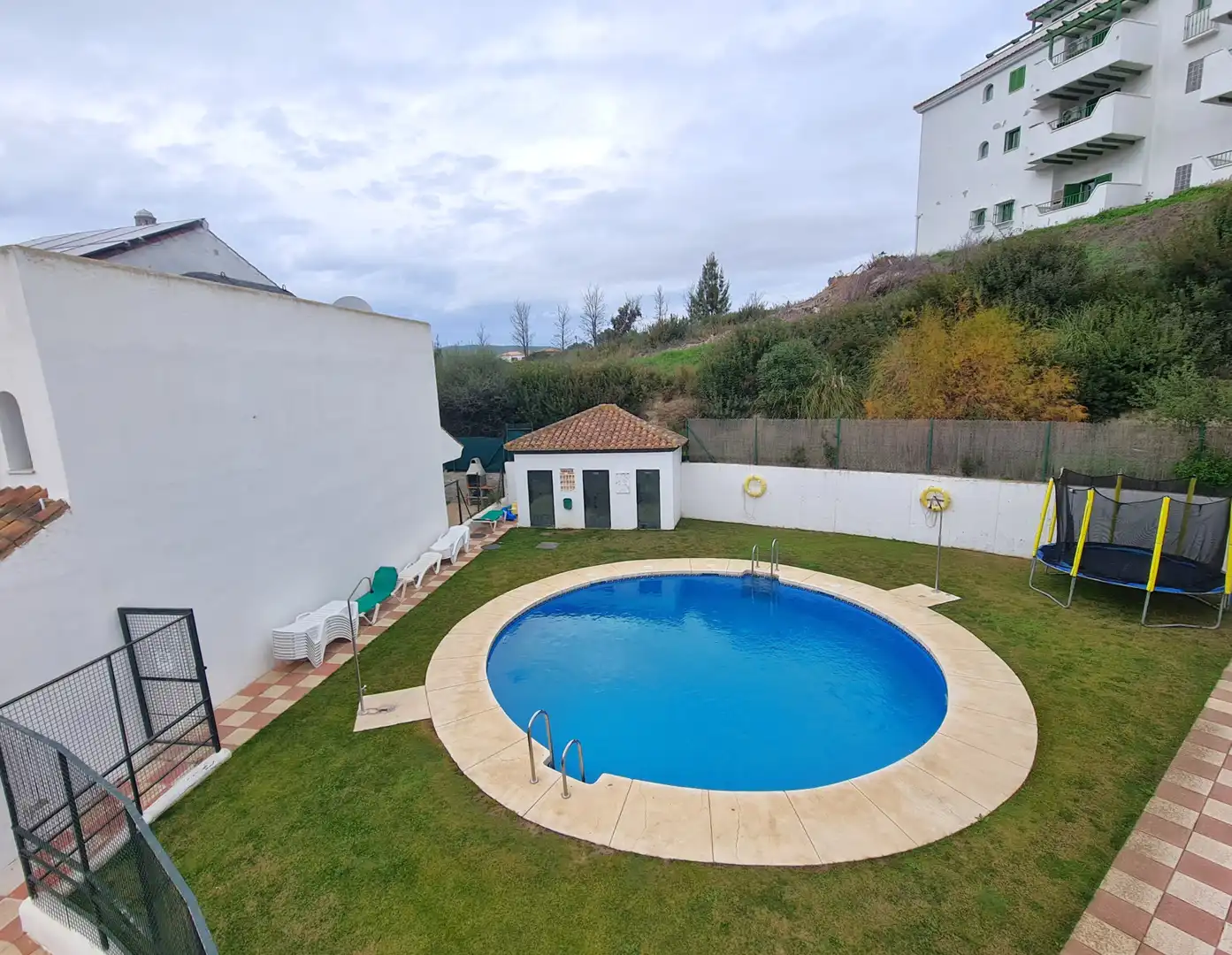 Piscina de Casa adosada en venta en Manilva con Terraza, Jacuzzi y Internet