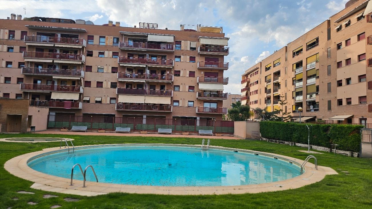 Swimming pool of Flat for sale in Sabadell  with Air Conditioner, Heating and Storage room