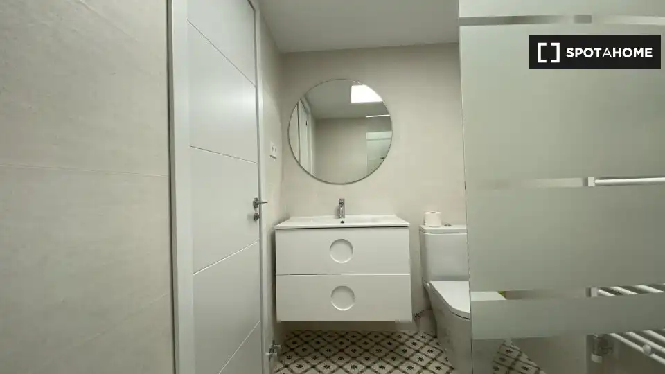 Bathroom of Apartments for share in Pozuelo de Alarcón  with Air Conditioner, Terrace and Furnished
