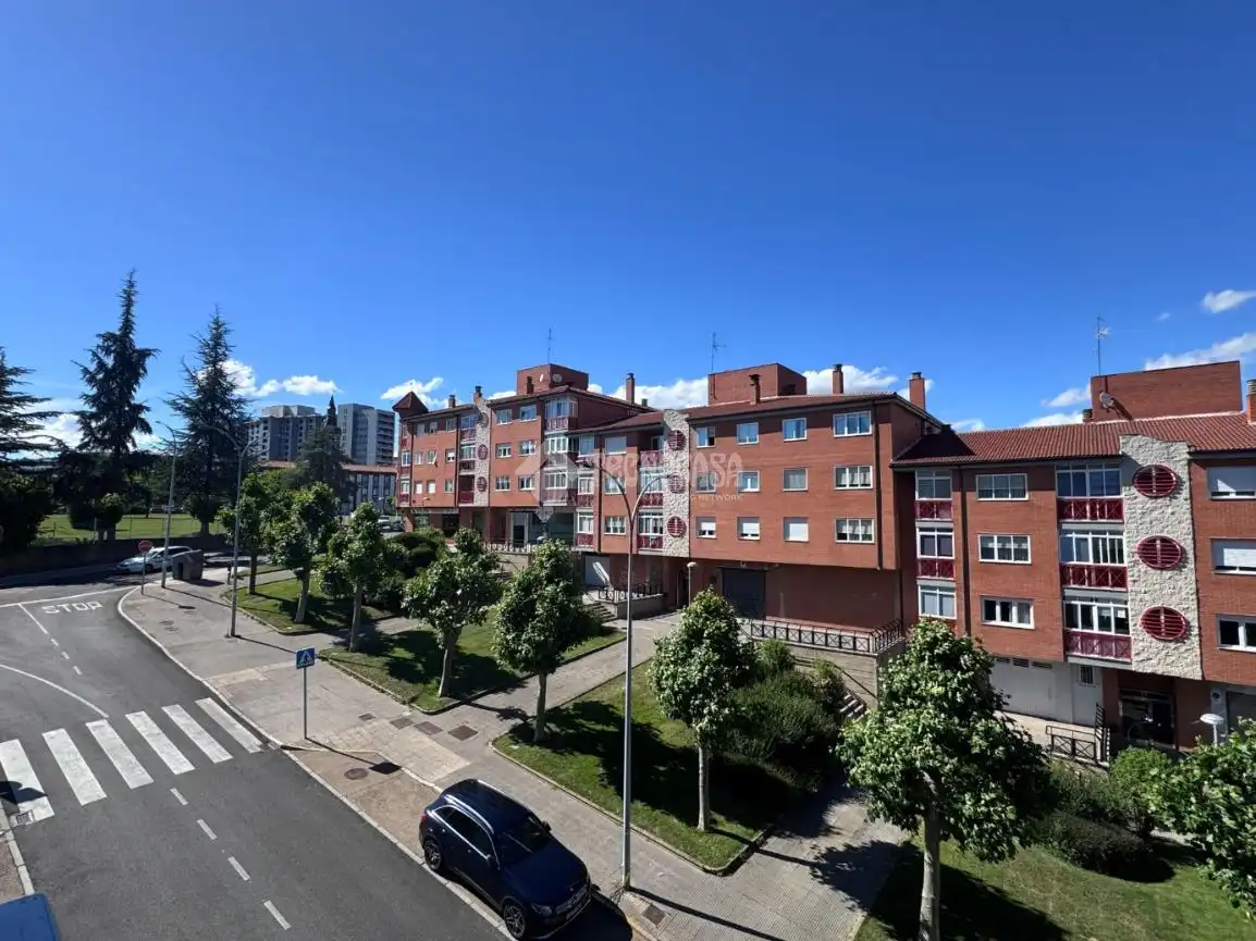 Vista exterior de Piso en venta en León Capital  con Calefacción, Parquet y Terraza
