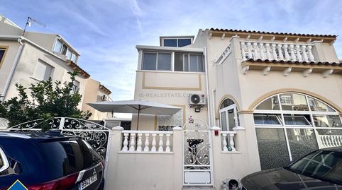 Casa renovada con piscina comunitaria, en la provincia de Alicante, en la ciudad de Orihuela Costa. 5 habitaciones | 103 m² | 2 ki