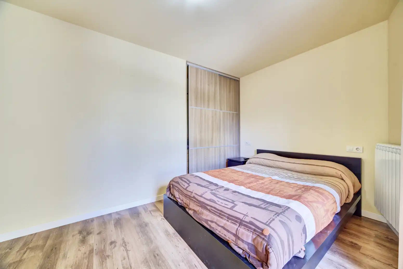 Schlafzimmer von Dachboden zum Verkauf in Undués de Lerda mit Heizung, Parkett und Terrasse