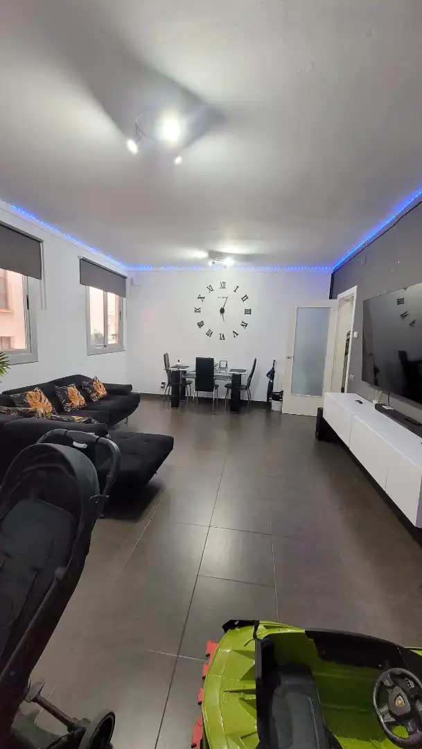 Wohnzimmer von Wohnung zum Verkauf in Barcelona mit Klimaanlage und Ofen