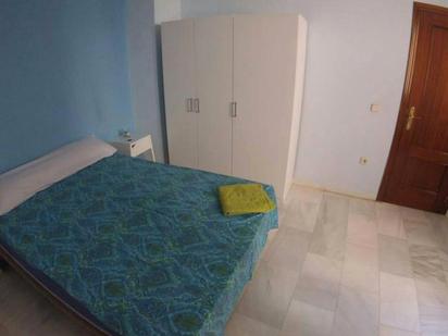 Bedroom of Flat to share in  Sevilla Capital  with Washing machine and TV