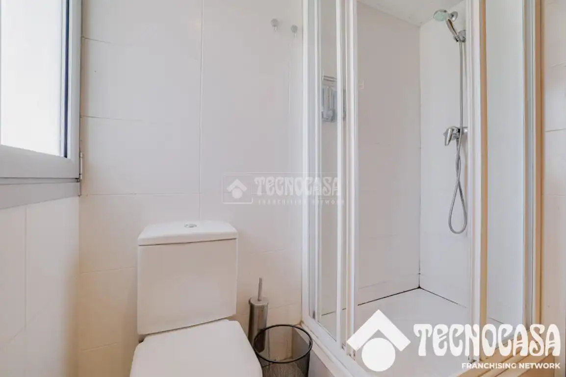 Badezimmer von Wohnung zum Verkauf in Barcelona mit Klimaanlage, Abstellraum und Balkon