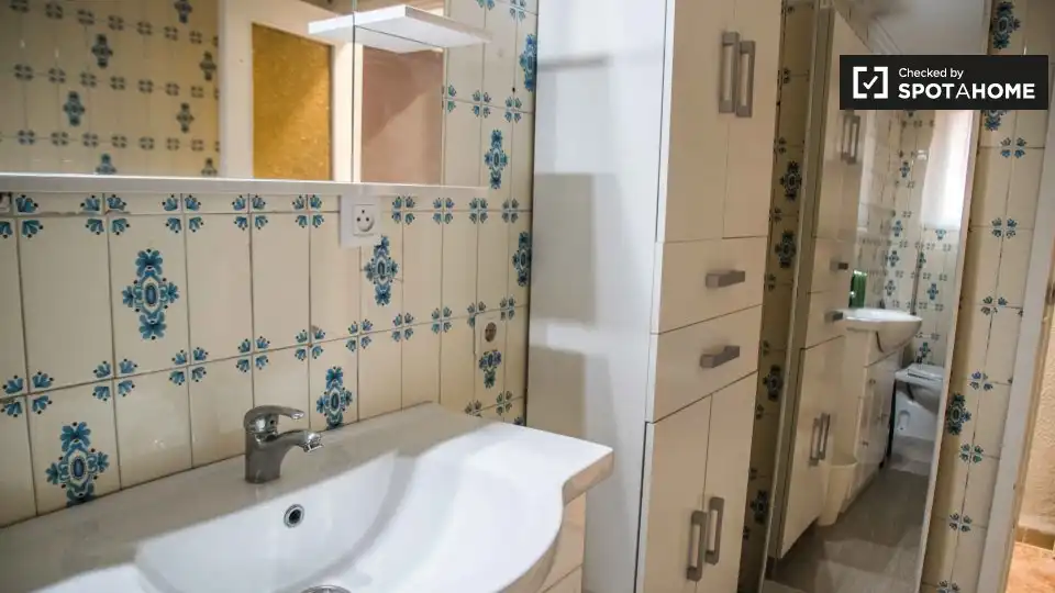 Bathroom of Flat for rent in Valencia  with Air Conditioner, Heating and Furnished