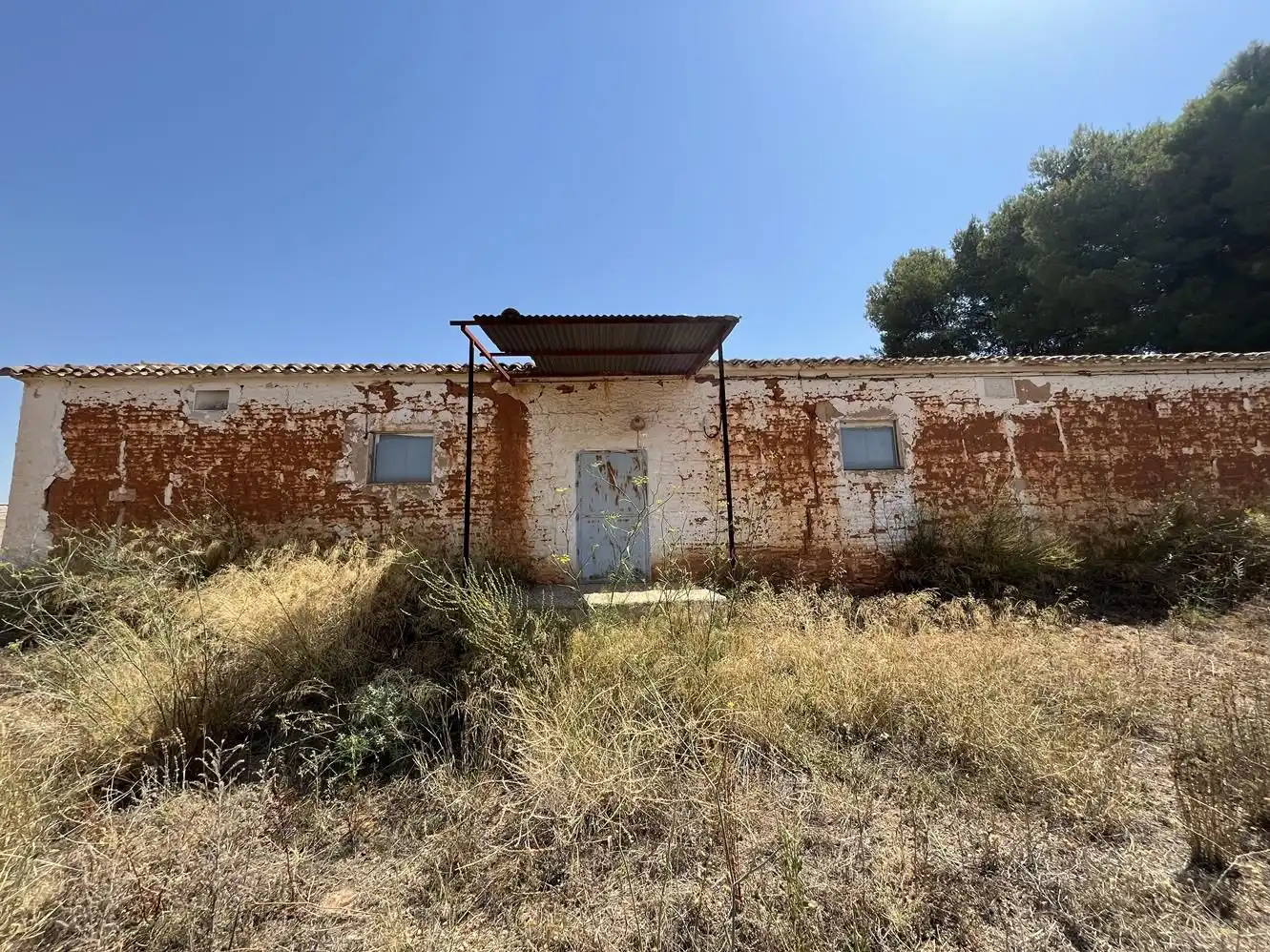 Außenansicht von Fabrikhallen zum Verkauf in Villalgordo del Júcar