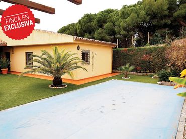 Detached house with pool for sale in Canet de Mar