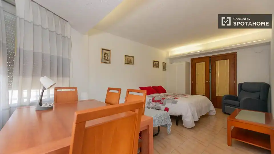 Habitación de Piso de alquiler en Valencia con Aire acondicionado, Calefacción y Amueblado