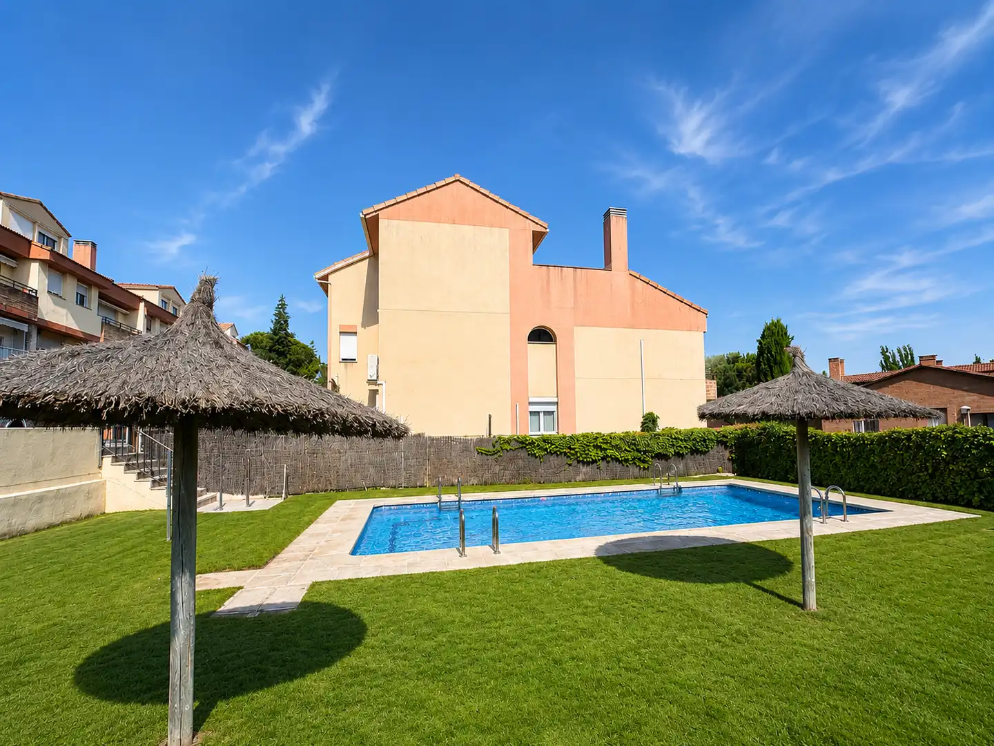 Außenansicht von Einfamilien-Reihenhaus zum Verkauf in Torrelodones mit Gemeinschaftspool