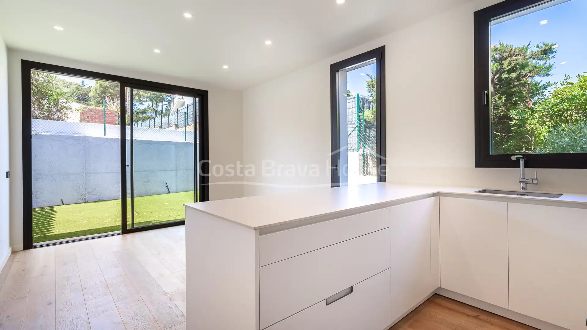 Cuina de Apartament en venda en Palamós amb Aire condicionat, Calefacció i Jardí privat
