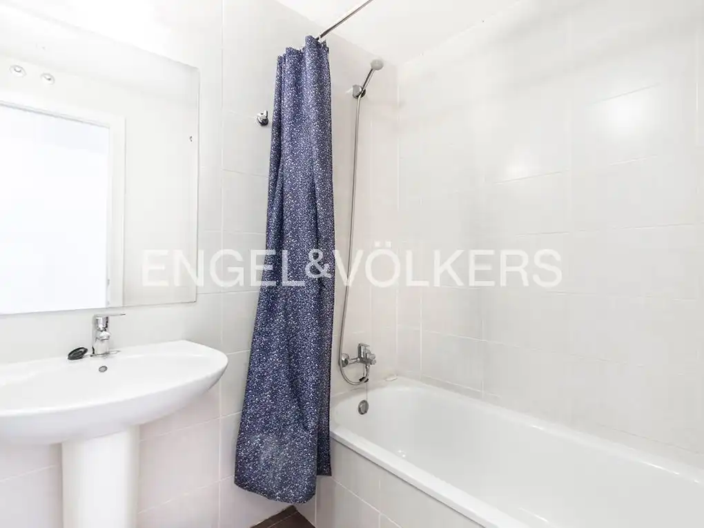 Badezimmer von Wohnung zur Miete in Madrid mit Heizung, Parkett und Schwimmbad
