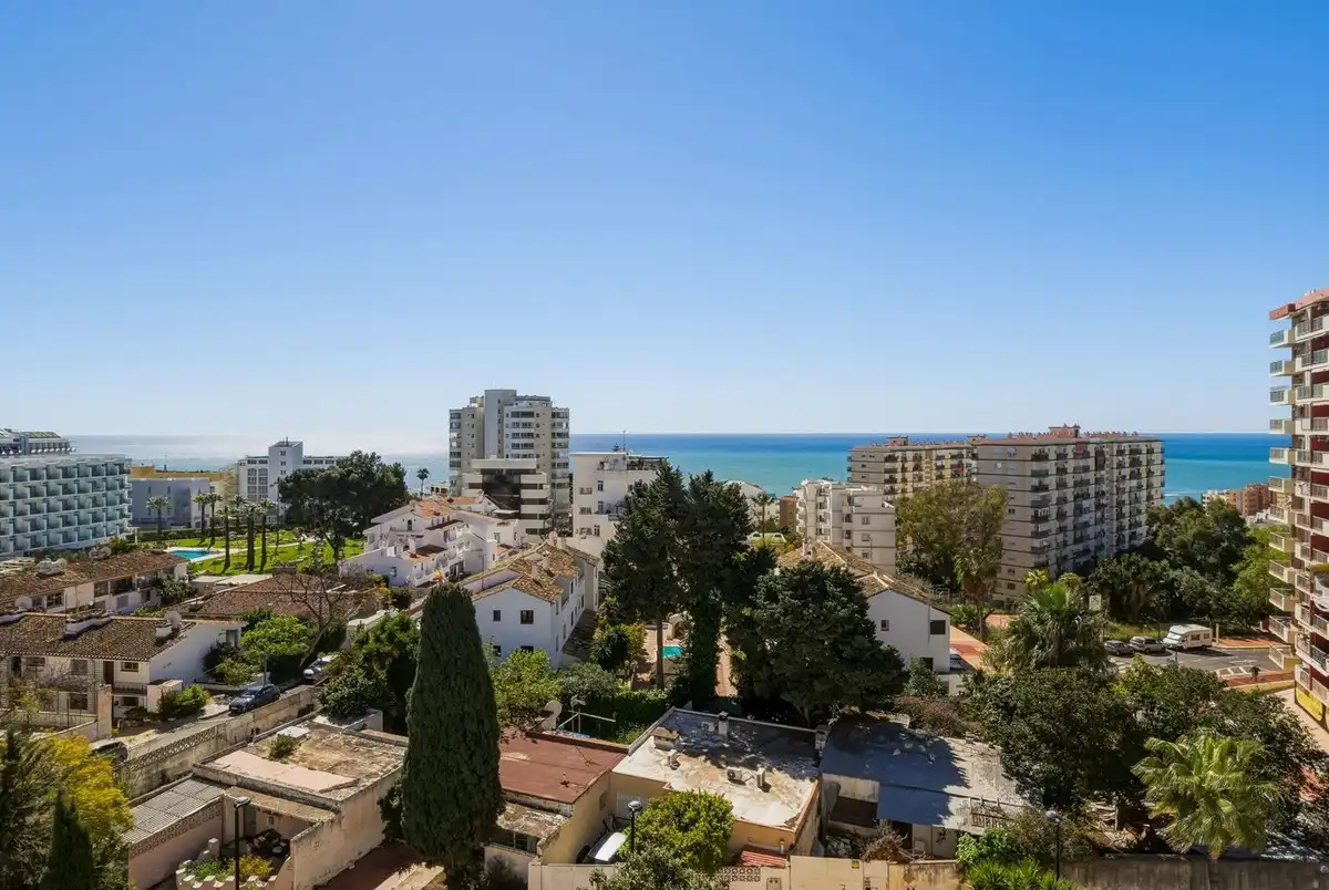 Vista exterior de Àtic en venda en Benalmádena amb Aire condicionat, Terrassa i Piscina comunitària