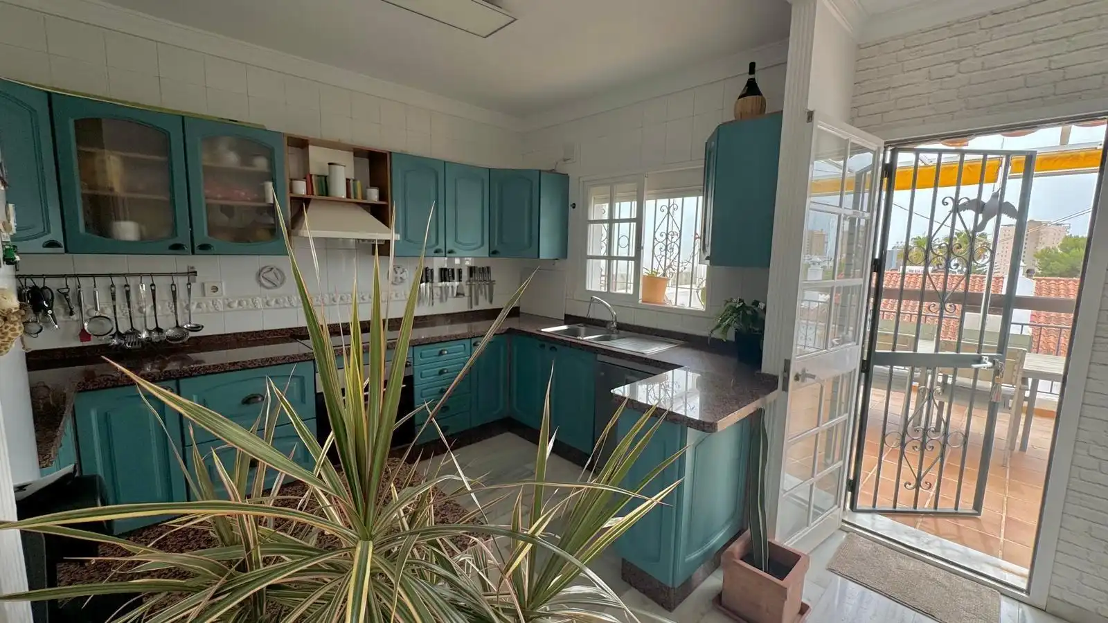 Cuina de Casa o xalet en venda en Torremolinos amb Aire condicionat, Calefacció i Jardí privat