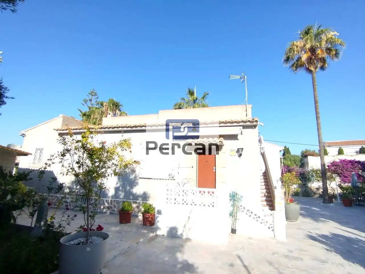 Vista exterior de Casa o xalet en venda en El Campello amb Aire condicionat, Jardí privat i Terrassa