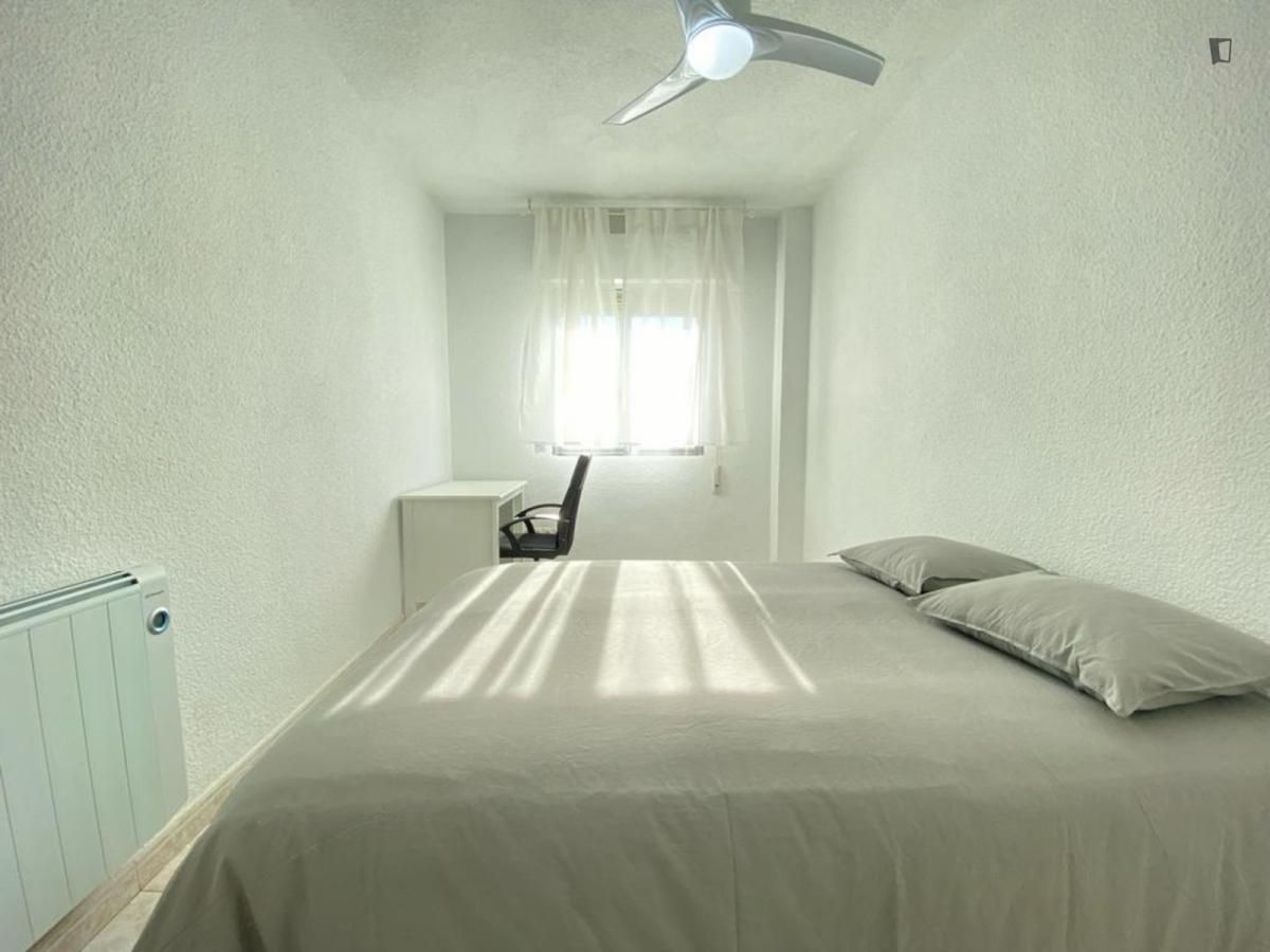 Dormitori de Apartament per a compartir en  Madrid Capital amb Calefacció, Moblat i Microones