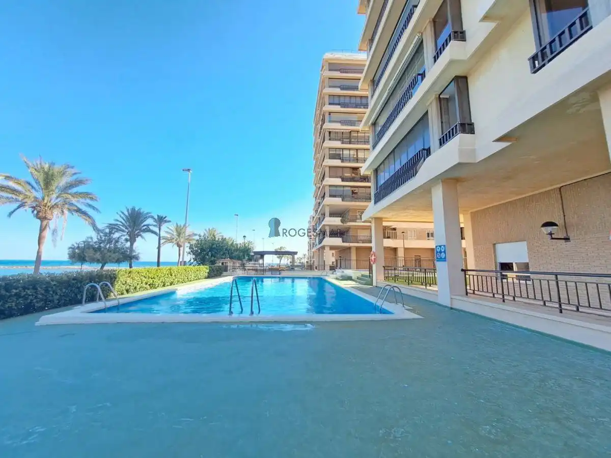 Piscina de Apartament en venda en Benicasim / Benicàssim amb Terrassa, Traster i Piscina comunitària