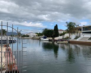 Vista exterior de Casa adosada en venda en Empuriabrava amb Aire condicionat, Calefacció i Jardí privat