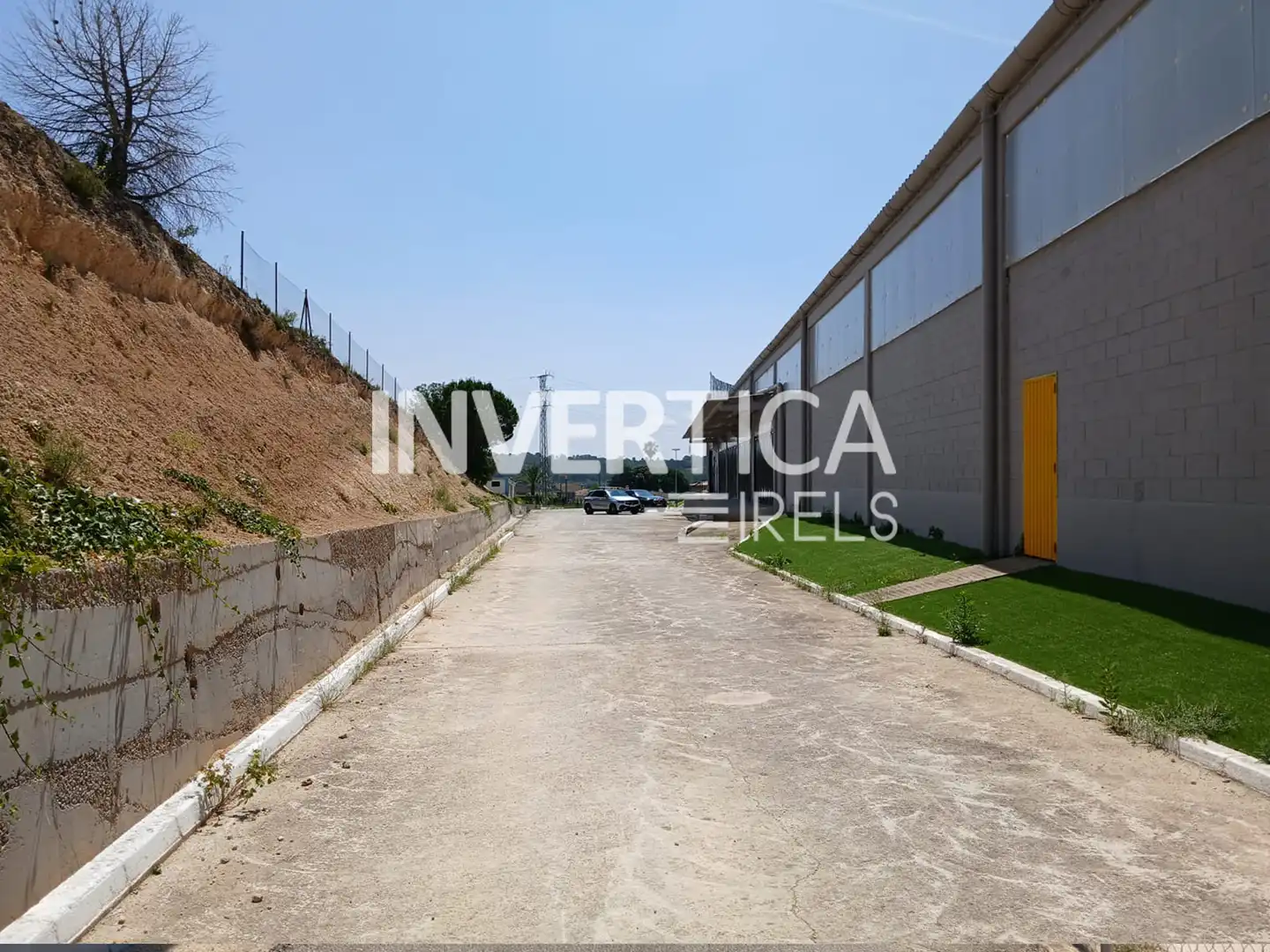 Vista exterior de Nave industrial de alquiler en Vallmoll con Calefacción y Alarma