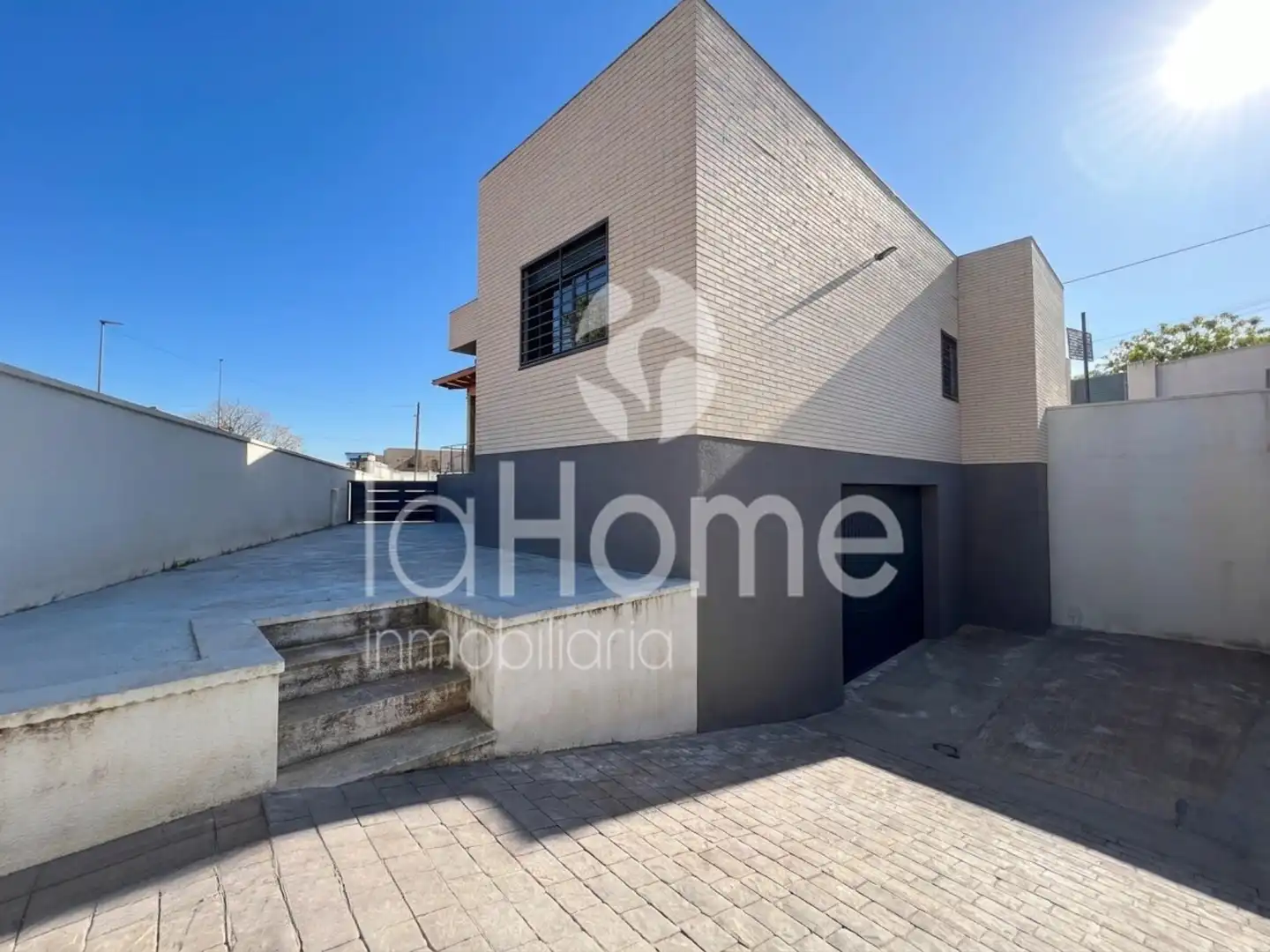 Exterior view of Houses for sale in La Pobla de Vallbona  with Air Conditioner, Parquet flooring and Terrace