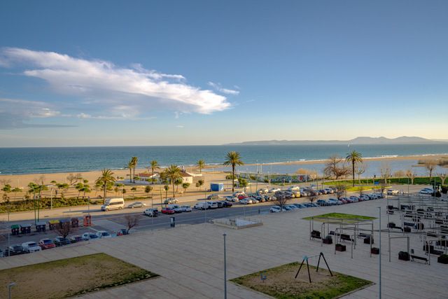 Vista exterior de Apartament en venda en Empuriabrava amb Terrassa