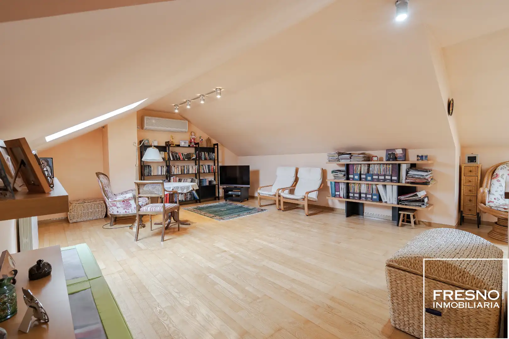 Detached homes for sale in Cobeña  with Air Conditioner, Heating and Private garden