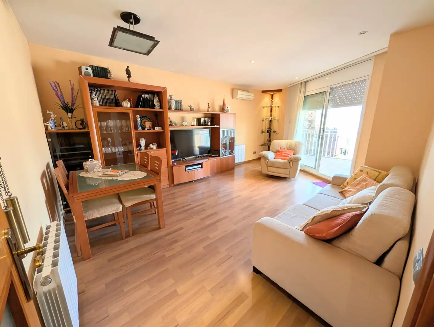 Sala de estar de Casa o chalet en venta en Santa Coloma de Gramenet con Aire acondicionado, Calefacción y Parquet