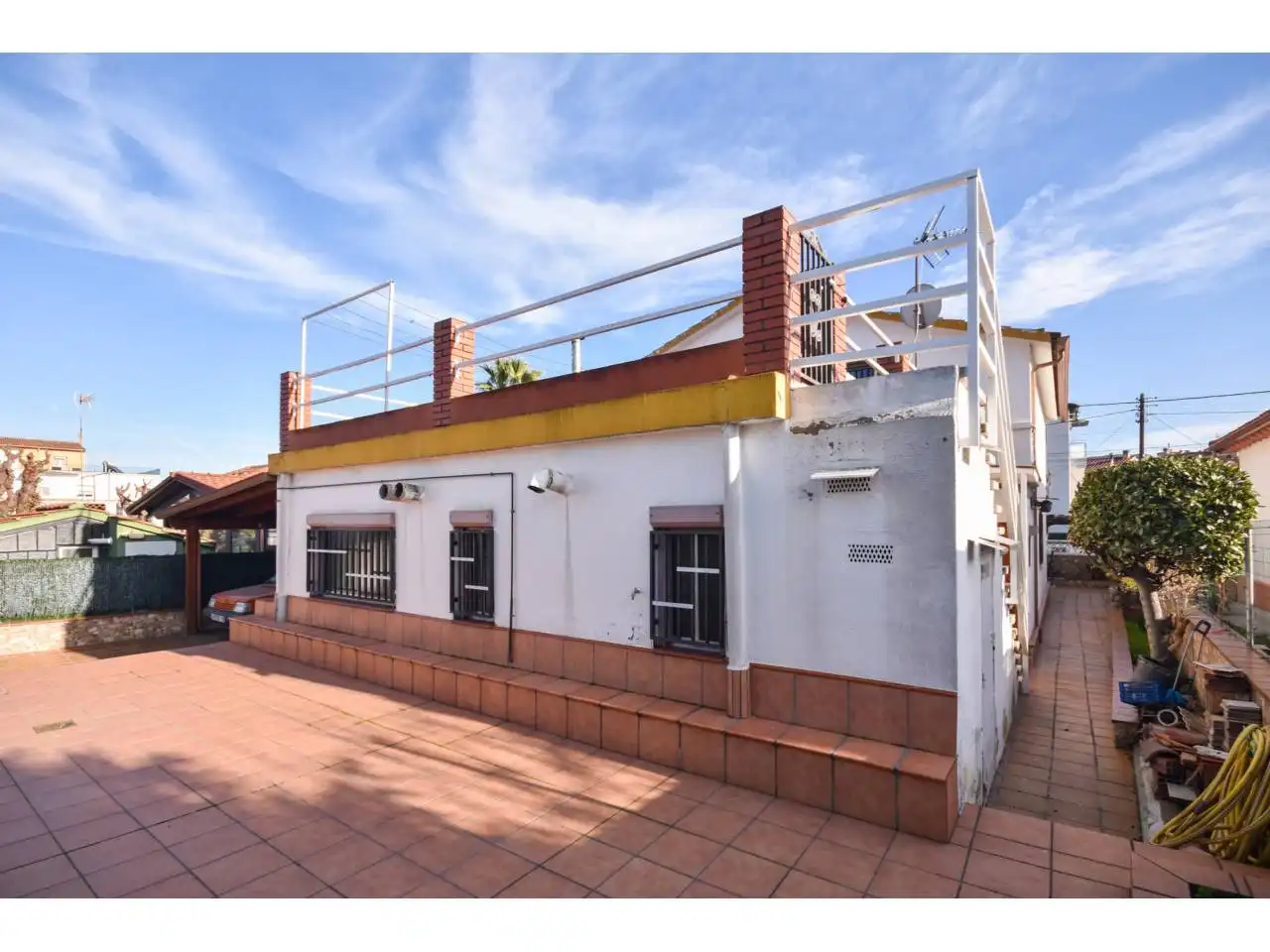 Vista exterior de Casa o chalet en venta en Santa Perpètua de Mogoda con Aire acondicionado, Calefacción y Jardín privado